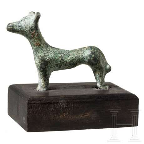 Eindrucksvolle Bronzestatuette eines Hundes, östlicher Mittelmeerraum, 1. Jahrtausend vor Christus - photo 1