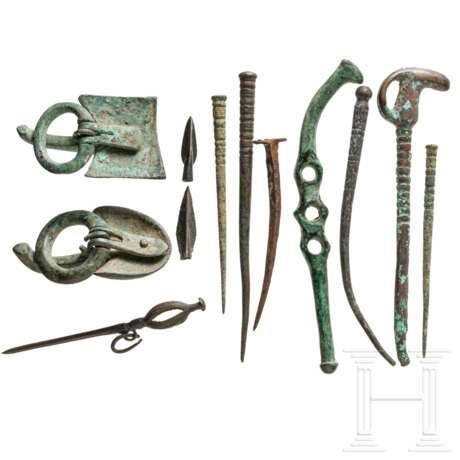 Sieben Bronzenadeln und weitere Kleinobjekte aus Metall, vorgeschichtlich bis römisch - фото 2
