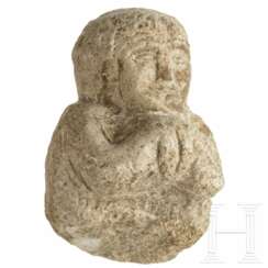Ausdrucksstarkes Kalksteinfragment eines Offerenten, Vorderasien, 1. Jahrtausend vor Christus