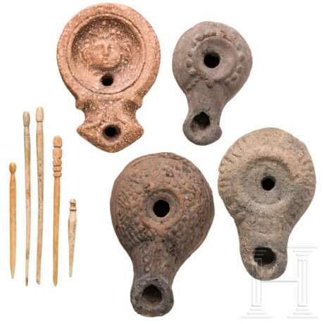 Vier Öllampen und fünf Haarnadeln aus Bein, Ägypten, römisch - koptisch, 1. - 8. Jahrhundert - Foto 1