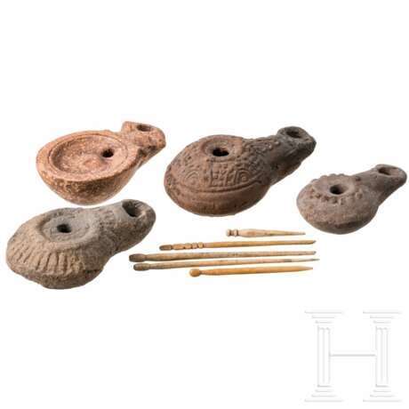 Vier Öllampen und fünf Haarnadeln aus Bein, Ägypten, römisch - koptisch, 1. - 8. Jahrhundert - photo 2