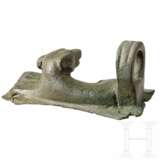 Beschlag mit liegendem Wachhund, römisch, 2. - 3. Jahrhundert - Foto 2