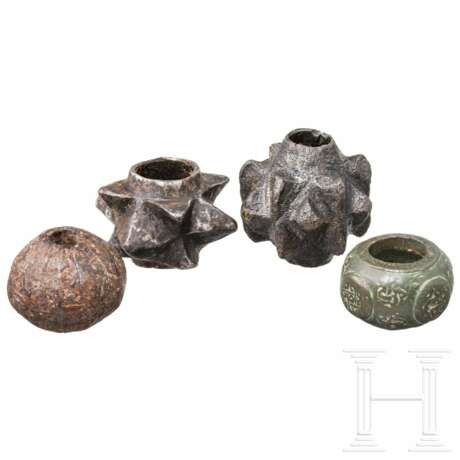 Vier Keulenköpfe, Bronze und Eisen, vorderasiatisch und südosteuropäisch, 12. - 15. Jahrhundert - Foto 1