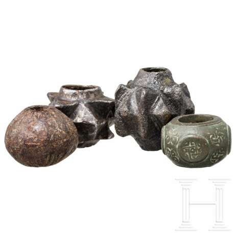 Vier Keulenköpfe, Bronze und Eisen, vorderasiatisch und südosteuropäisch, 12. - 15. Jahrhundert - Foto 2