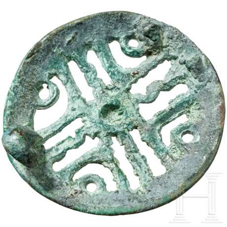 Durchbrochen gearbeitete Scheibenfibel, Kiever Kultur, frühslawisch, 4. Jahrhundert - photo 2