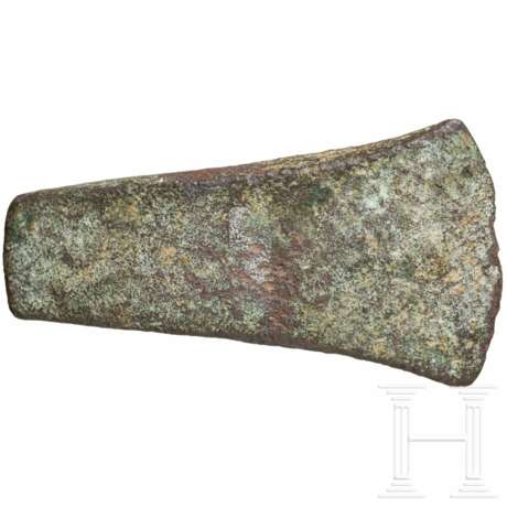 Trapezförmiges Flachbeil, Mitteleuropa, ältere bis mittlere Bronzezeit, 4000 – 1300 vor Christus - Foto 1