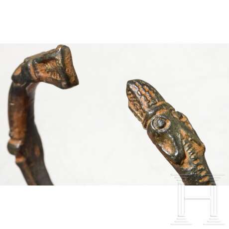 Bronzener Armreif mit Drachenkopfenden, keltisch, 5. Jahrhundert vor Christus - Foto 2