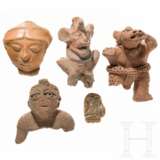 Vier Fragmente von Terrakotta-Figuren und ein seltenes Steinfigürchen, Mittelamerika, präkolumbisch - photo 1
