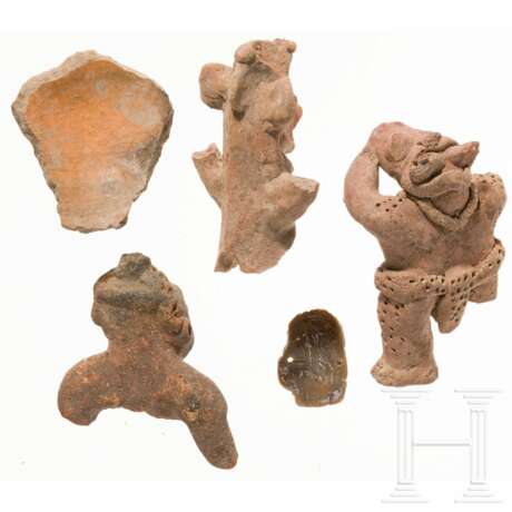 Vier Fragmente von Terrakotta-Figuren und ein seltenes Steinfigürchen, Mittelamerika, präkolumbisch - photo 2
