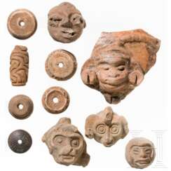 Vier Terrakotta-Affenköpfchen und weiteres Kleingerät, Mittelamerika, präkolumbisch