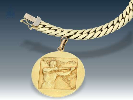 Armband: antikes Goldarmband mit seltenem Anhänger, Goldmedaille der 1. Weltmeisterschaft im Schießen 1930 in Rom, 18K Gold - Foto 2