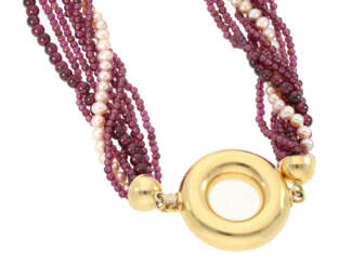 Kette: ausgefallene, mehrreihige Granat/Perlenkette mit großer 18K Goldschließe