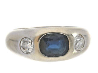 Ring: klassischer, massiver Bandring mit einem Saphir und 2 schönen Altschliffdiamanten, 18K Weißgold