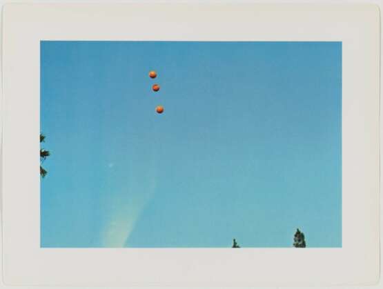 Baldessari, John. Throwing three balls in the air to get a straight line (Best of thirty-six attempts) - Foto 4