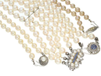 Kette/Armband: Konvolut Perlenketten sowie ein 4-reihiges Armband, Schließen aus Silber und aus 18K Weißgold