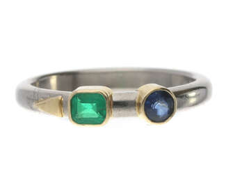 Ring: moderner, weißgoldener Saphir/Smaragd-Goldschmiedering