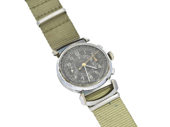 Armbanduhr: sehr seltener Militär-Chronograph mit ungewöhnlichen Bandanstößen und schwarzem Zifferblatt, signiert Campos (mglw. Vulcain), ca.1945 - Foto 1