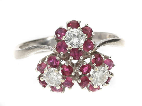 Ring: sehr dekorativer, weißgoldener vintage Rubin/Brillant-Blütenring - Foto 1
