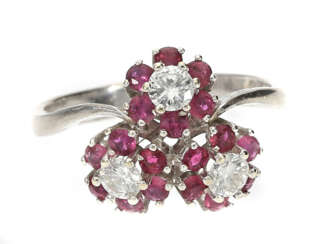 Ring: sehr dekorativer, weißgoldener vintage Rubin/Brillant-Blütenring
