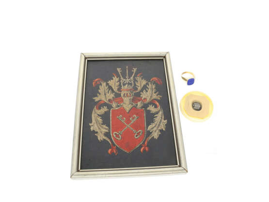 Ring: schwerer, äußerst hochwertig gefertigter Siegelring mit Lapislazuli, Einzelstück mit dazugehörigem Siegelabdruck und Gemälde des Familienwappens - photo 1