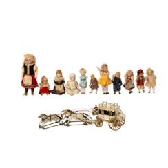 Konvolut von 12 Puppenstubenpuppen und Zinnfigurenkutsche, 1. H. 20. Jahrhundert