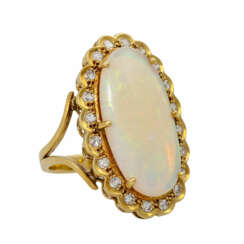 Ring mit ovalem Opal entouriert von 20 Achtkantdiamanten zusammen ca. 0,3 ct,