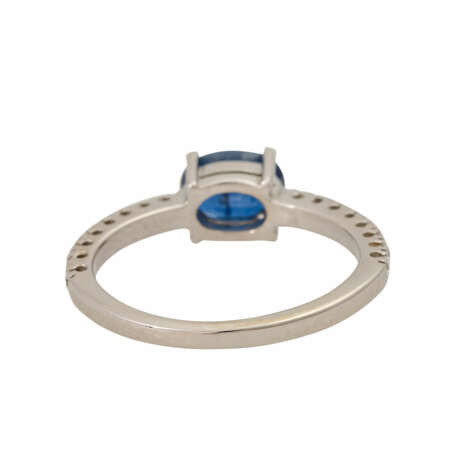 Ring mit oval facettiertem Saphir ca. 1 ct und Brillanten zusammen ca. 0,25 ct, - photo 4