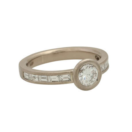 Ring mit Brillant ca. 0,7 ct flankiert von Diamantbaguettes zusammen ca. 0,6 ct, - Foto 1