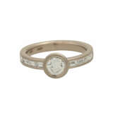 Ring mit Brillant ca. 0,7 ct flankiert von Diamantbaguettes zusammen ca. 0,6 ct, - Foto 2