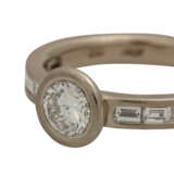 Ring mit Brillant ca. 0,7 ct flankiert von Diamantbaguettes zusammen ca. 0,6 ct, - Foto 5