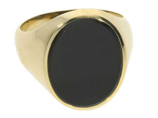 Ring: klassischer Herrenring mit ovaler Onyxplatte, massive Goldschmiedearbeit