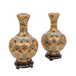 Paar Cloisonné-Vasen. CHINA, erste Hälfte des 20. Jahrhunderts