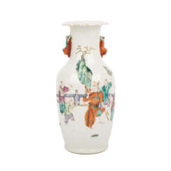 Famille rose - Vase. CHINA, späte Qing-Dynastie (19. Jahrhundert).