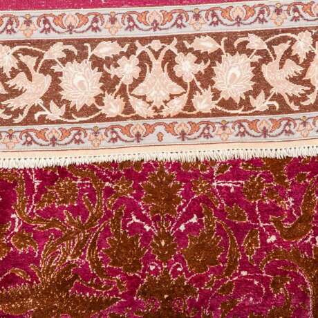 Serie von fünf feinen Orientteppichen mit Seide. IRAN, 20. Jahrhundert, je ca. 120x80 cm. - фото 6