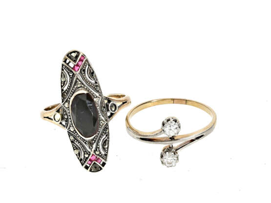 Ring: 2 antike Goldschmiederinge mit Farbsteinen und Diamanten besetzt - photo 1