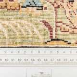 Orientteppich mit Seide. PERSIEN, 20. Jahrhundert, 215x137 cm. - Foto 5