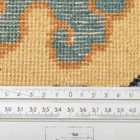 Teppich. CHINA, 20. Jahrhundert, 151x89 cm. - Foto 4