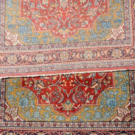 Zwei Orientteppiche. SAROUGH/IRAN, 20. Jahrhundert, jeweils ca. 217x135 cm. - Foto 3