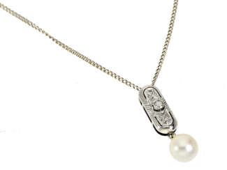 Kette/Collier: zierliche Weißgoldkette mit antikem Perlen/Diamantanhänger