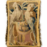 A FLEMISH TAPESTRY FRAGMENT CUSHION - Foto 1