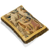 A FLEMISH TAPESTRY FRAGMENT CUSHION - Foto 3