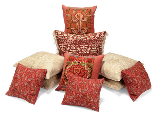 A GROUP OF TEN CUSHIONS - Foto 1