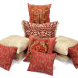 A GROUP OF TEN CUSHIONS - Foto 1