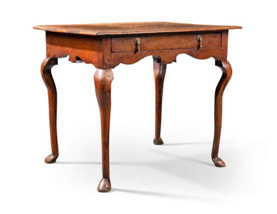 A GEORGE I OAK AND FRUITWOOD-CROSSBANDED SIDE TABLE - фото 1