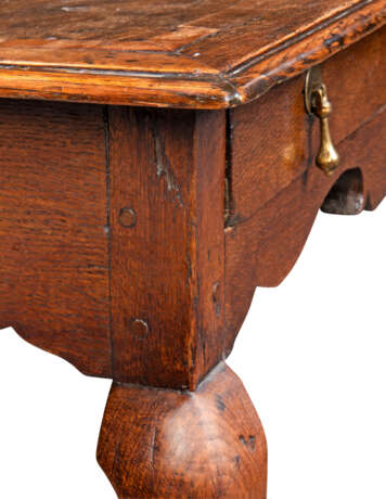 A GEORGE I OAK AND FRUITWOOD-CROSSBANDED SIDE TABLE - Foto 3