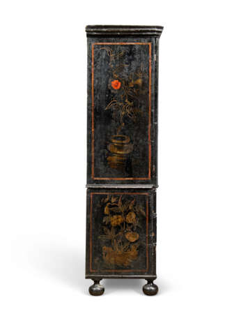 AN ANGLO-DUTCH BLACK-AND-GILT-JAPANNED PRESS CUPBOARD - Foto 2