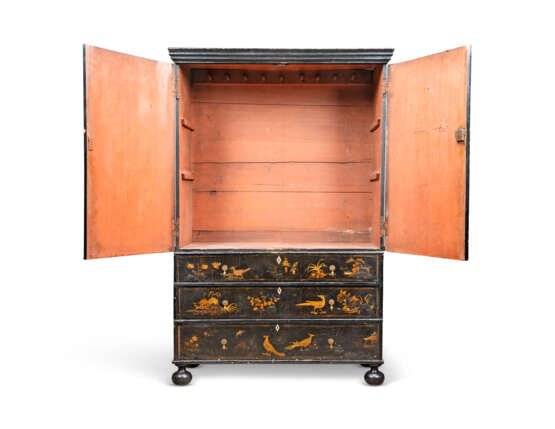 AN ANGLO-DUTCH BLACK-AND-GILT-JAPANNED PRESS CUPBOARD - Foto 3