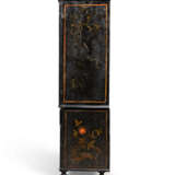 AN ANGLO-DUTCH BLACK-AND-GILT-JAPANNED PRESS CUPBOARD - Foto 4