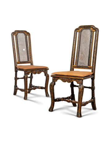 A PAIR OF ANGLO-DUTCH BLACK-AND-GILT-JAPANNED AND LEAF-DECOUPAGE SIDE CHAIRS - Foto 1