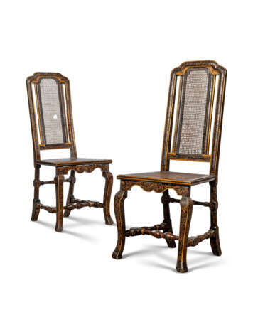 A PAIR OF ANGLO-DUTCH BLACK-AND-GILT-JAPANNED AND LEAF-DECOUPAGE SIDE CHAIRS - Foto 3
